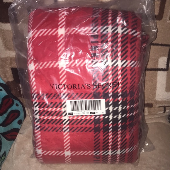 Victoria’s Secret cozy-plush blanket New - Picture 2 of 6